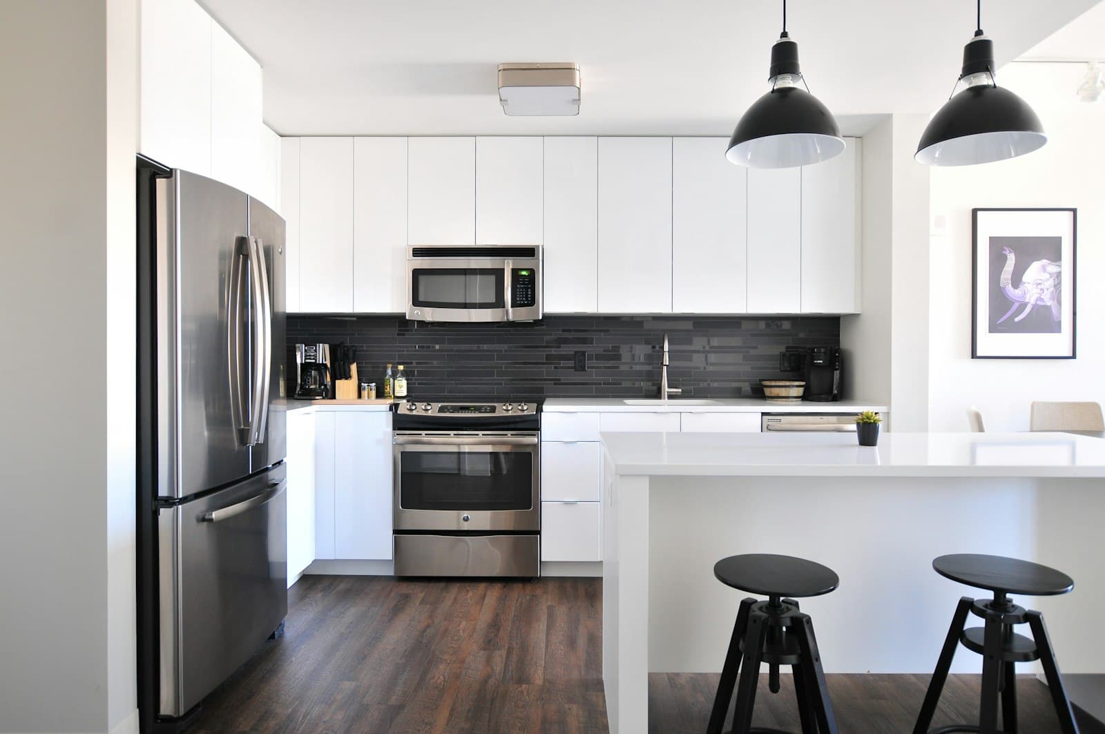 White fitted kitchen with breakfast bar